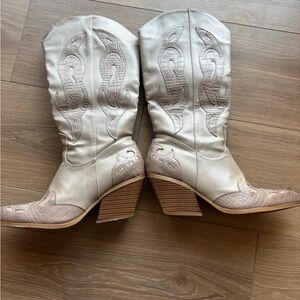 Stylish tan Western Boots